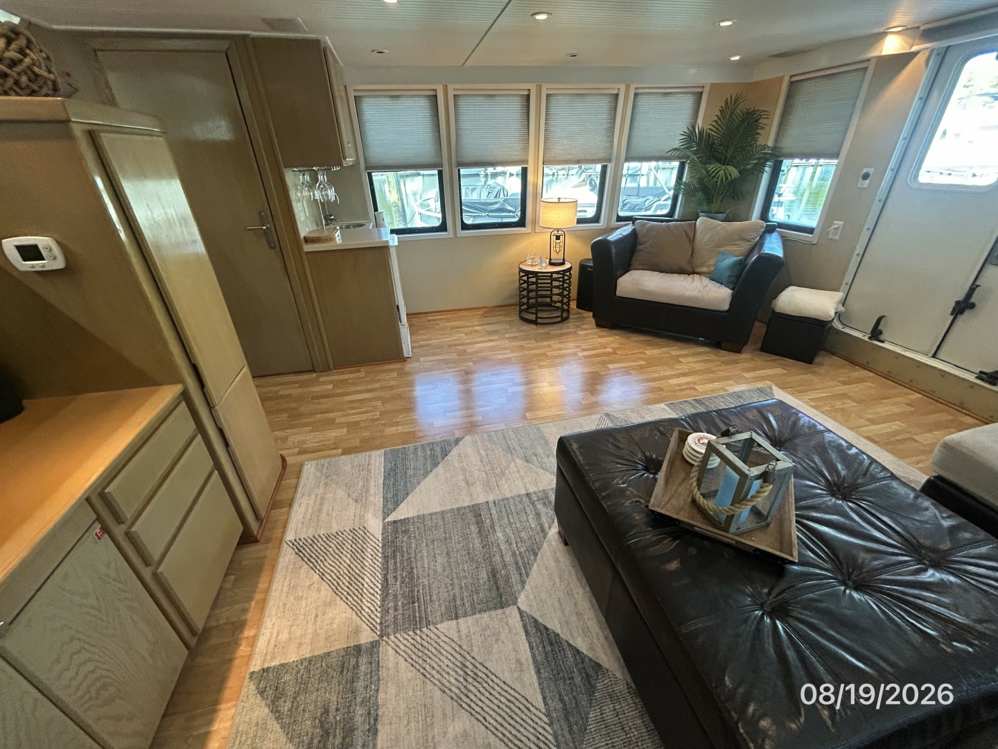 Steel Magnolia salon starboard