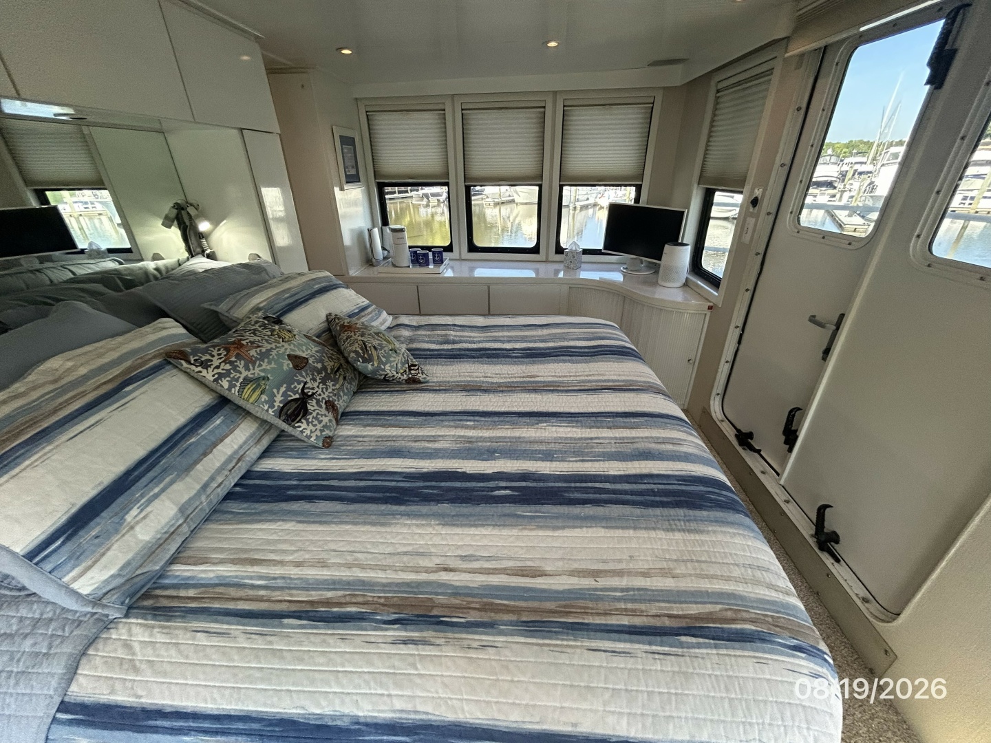 Steel Magnolia master stateroom starboard