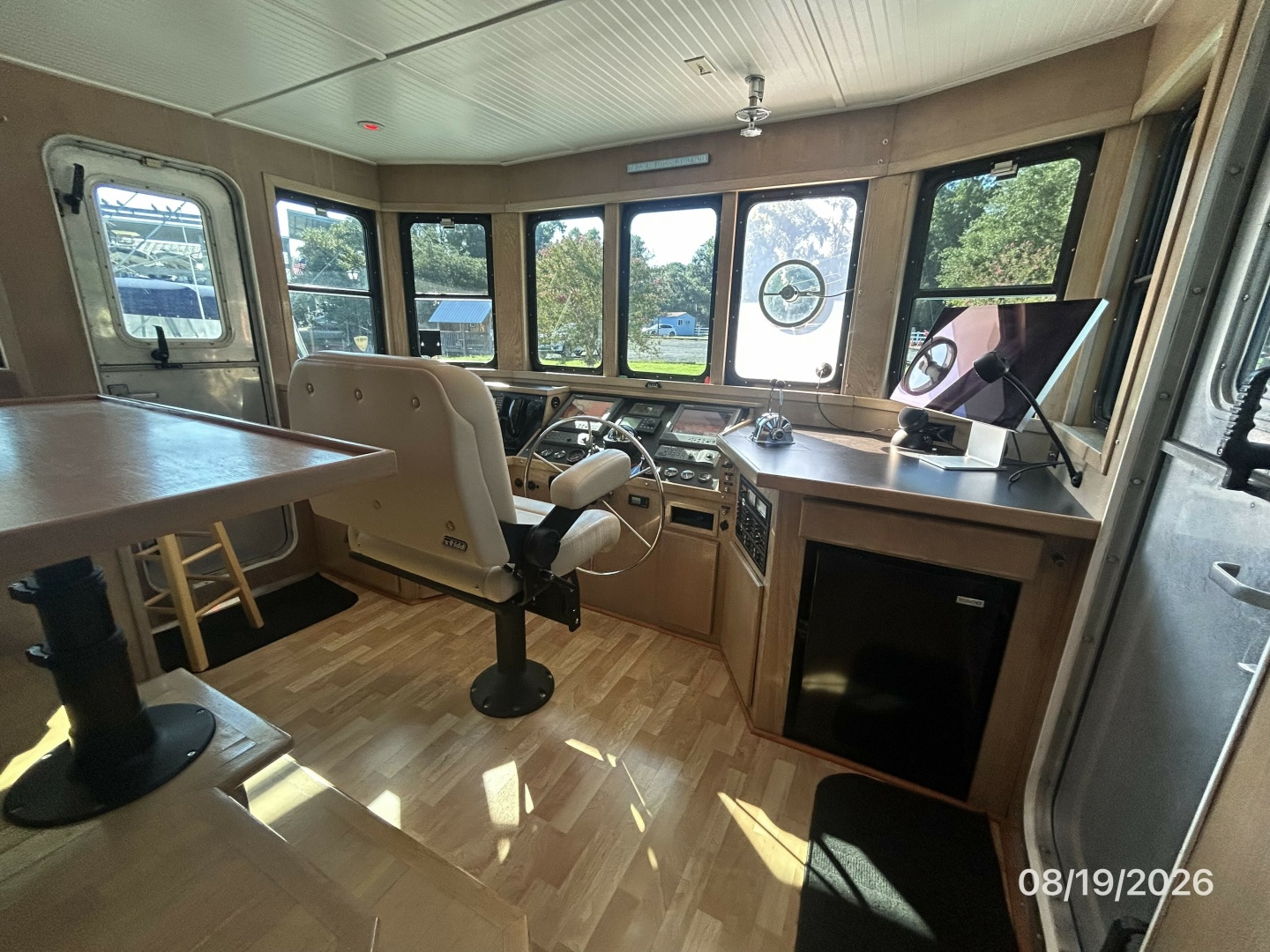 Steel Magnolia pilothouse forward