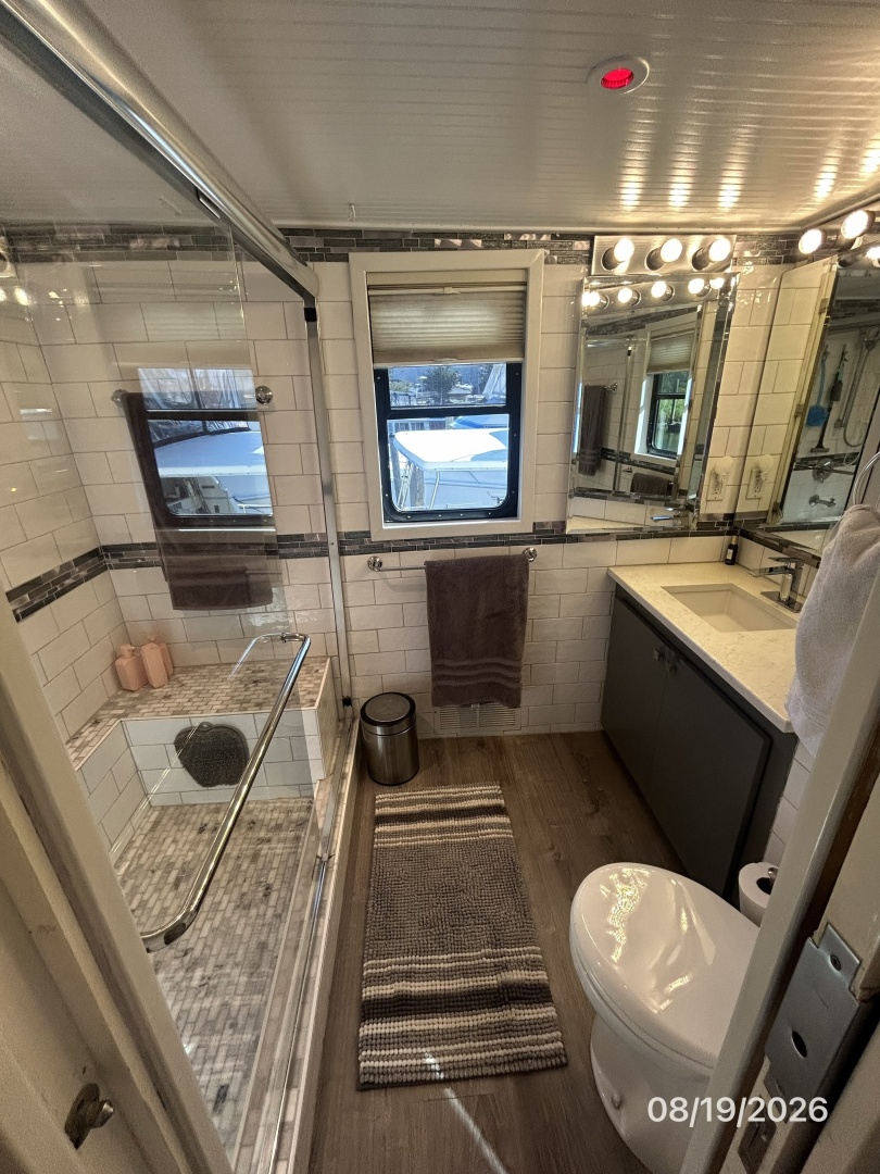 Steel Magnolia master stateroom head