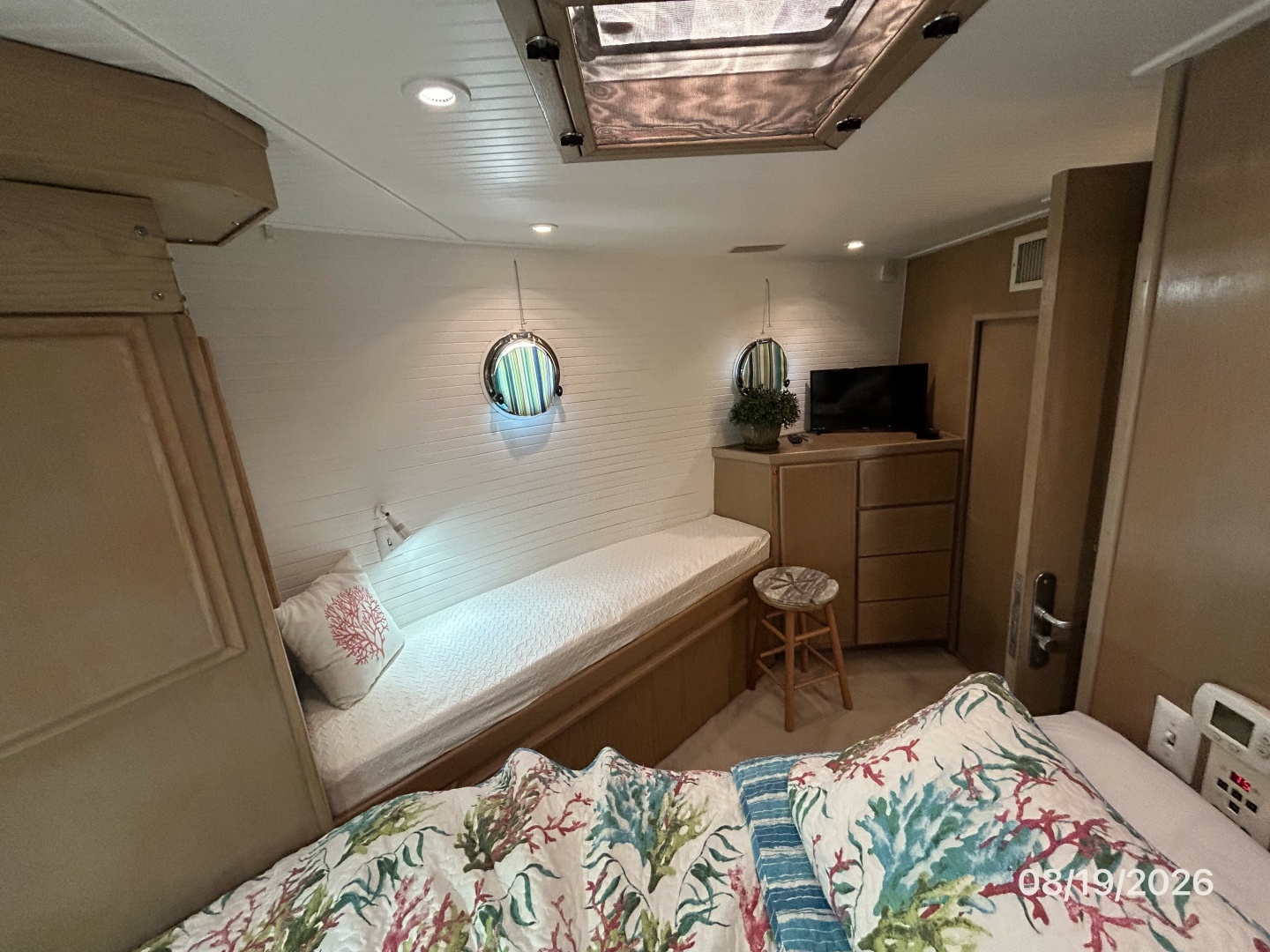Steel Magnolia guest stateroom starboard