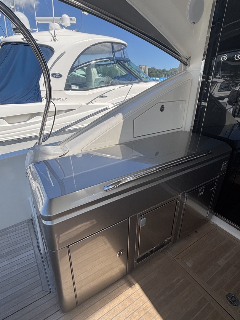 2020 Riviera 4800 Sport Yacht