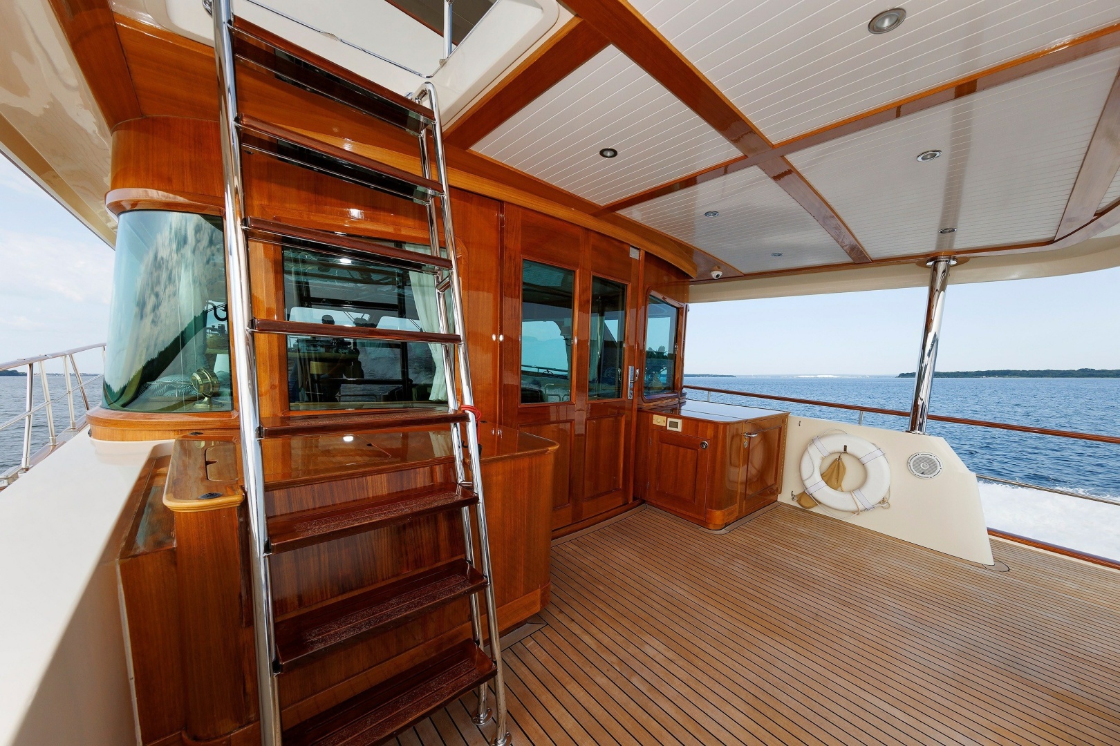 2016 Hunt Yachts 72 Flybridge