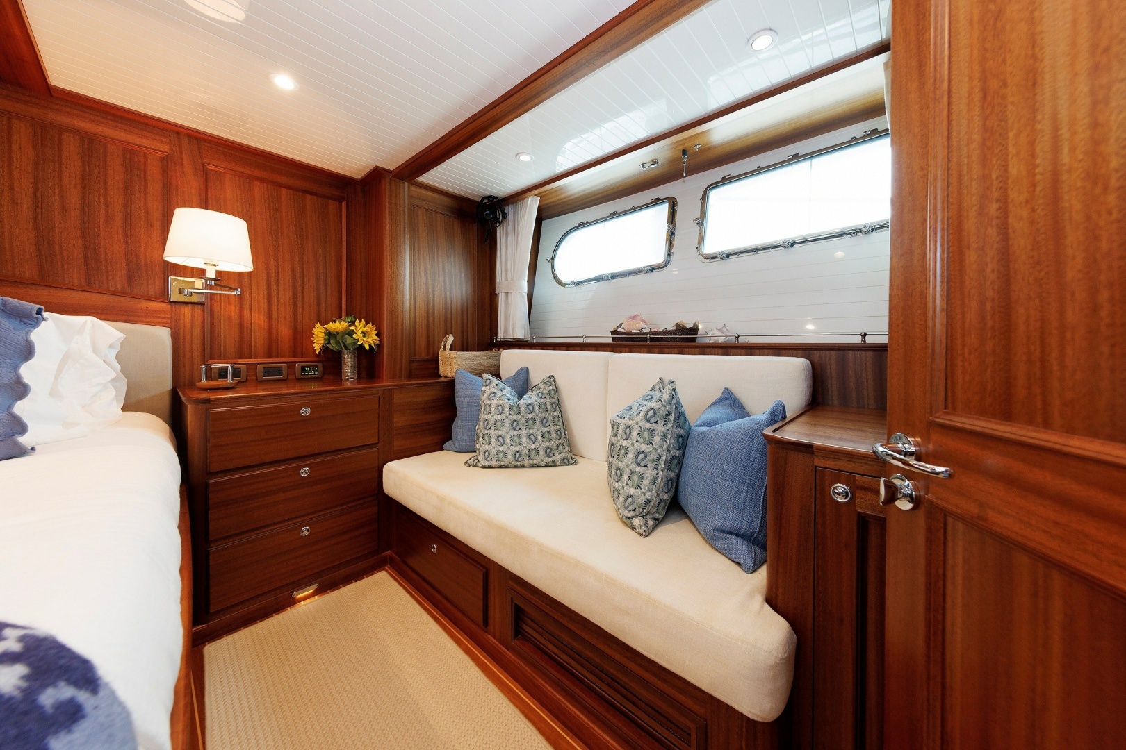 2016 Hunt Yachts 72 Flybridge