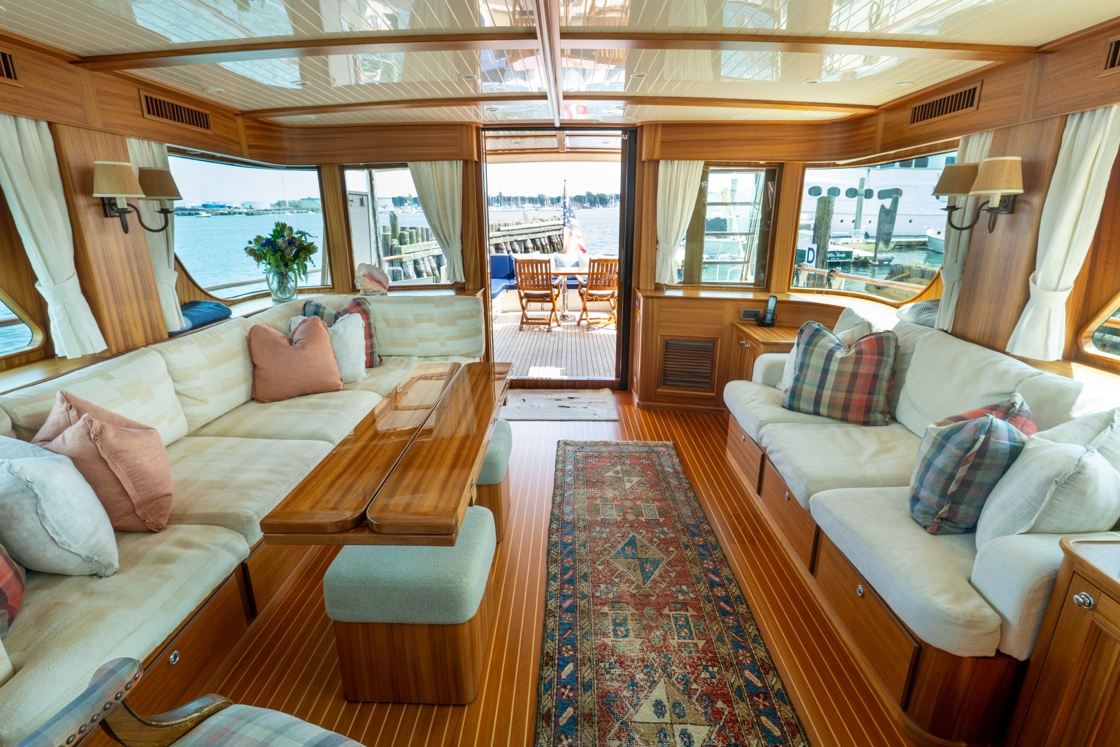 2016 Hunt Yachts 72 Flybridge