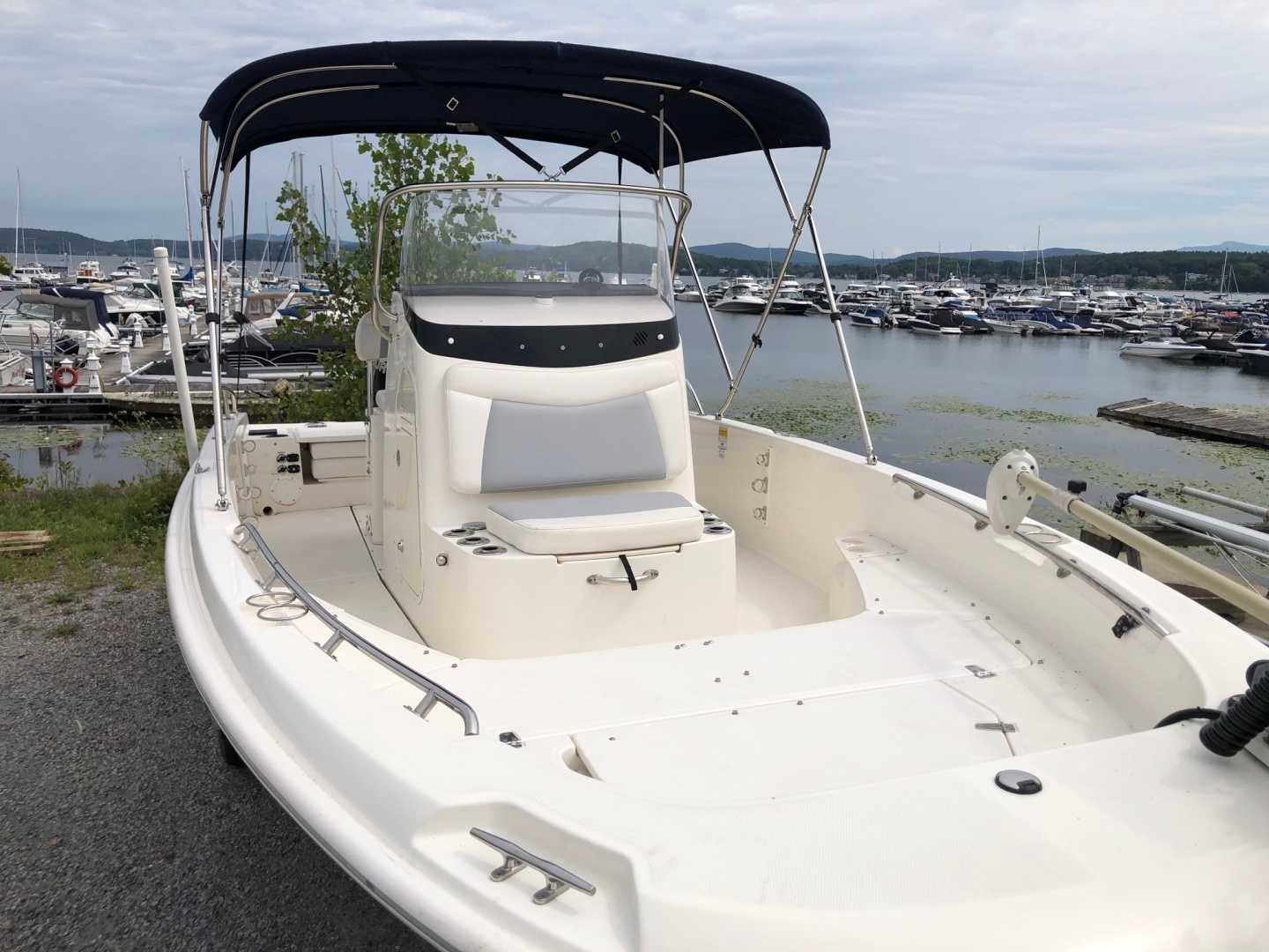 2015 Boston Whaler 210 Dauntless