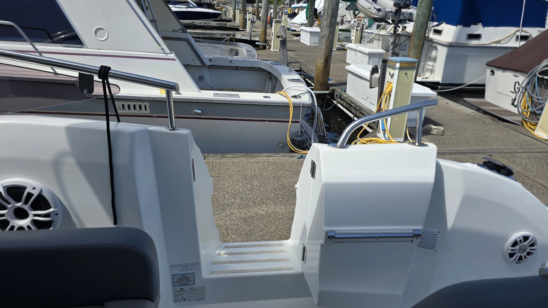 Four Winns TH36 Yacht For Sale