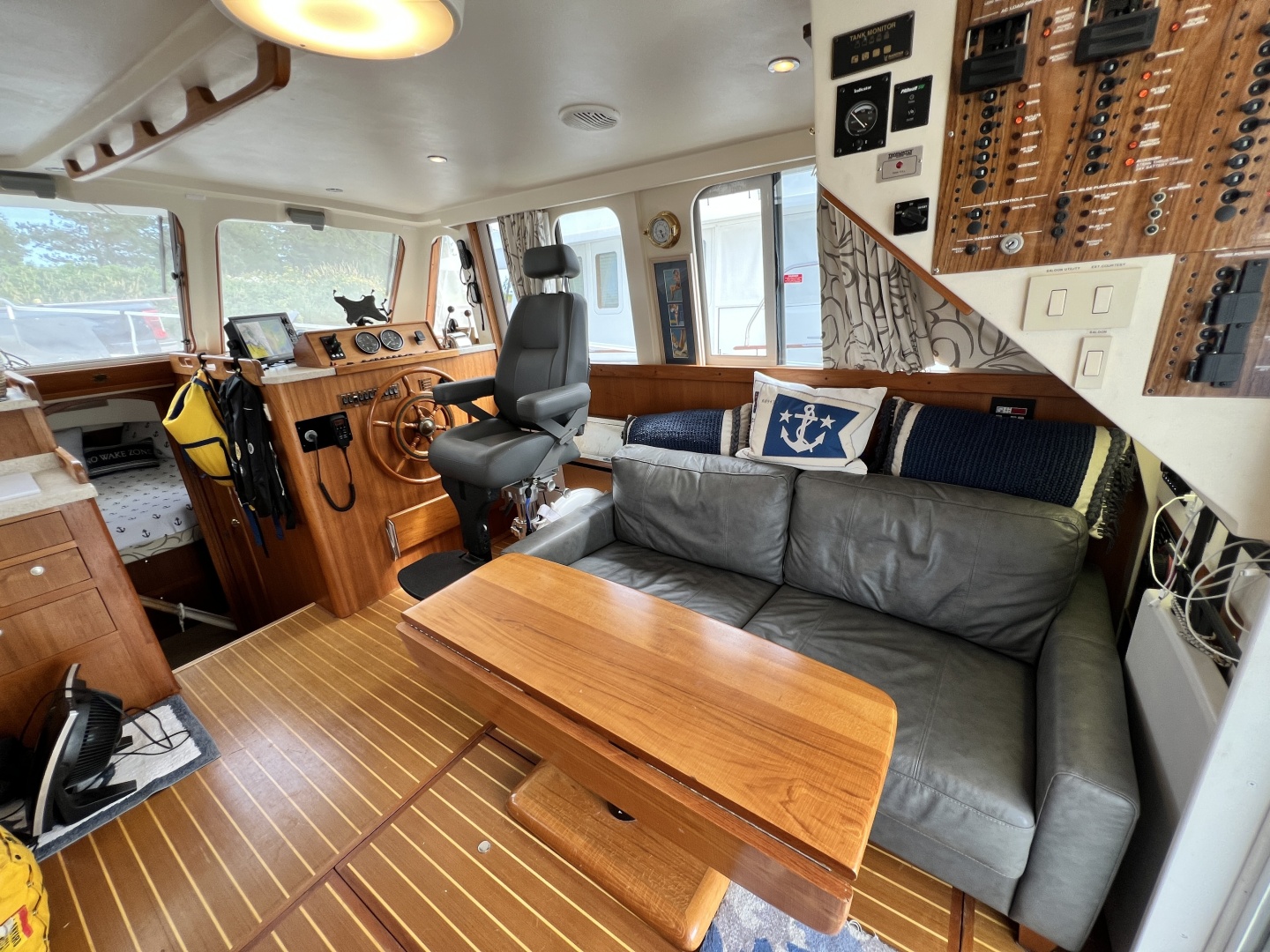 2001 Mainship 390