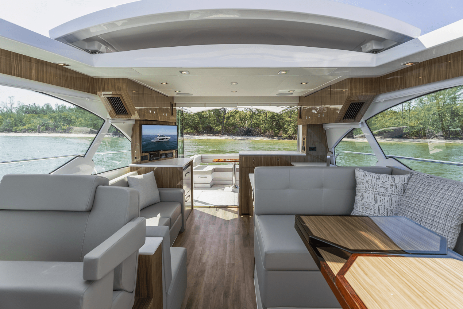 2024 Cruisers Yachts 50 Cantius