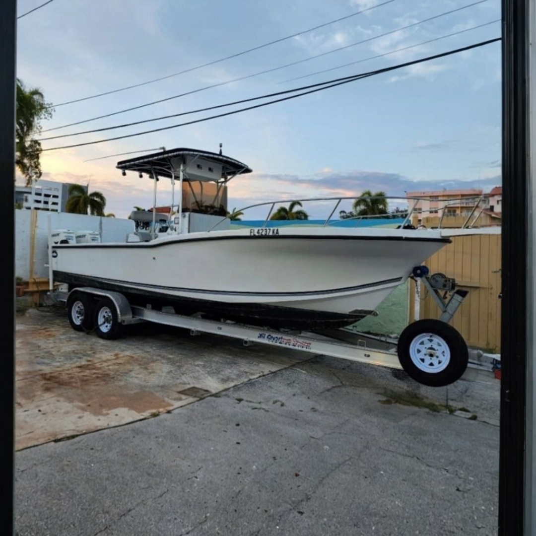1997 Dusky 256 Center Console