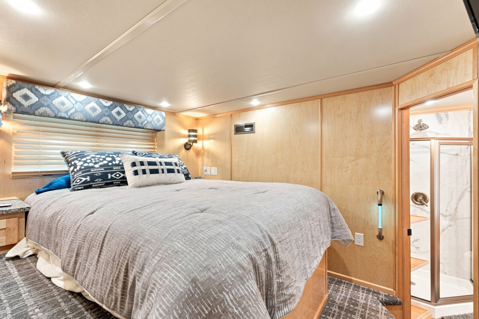 OFF DUTY 77ft Sumerset Yacht For Sale