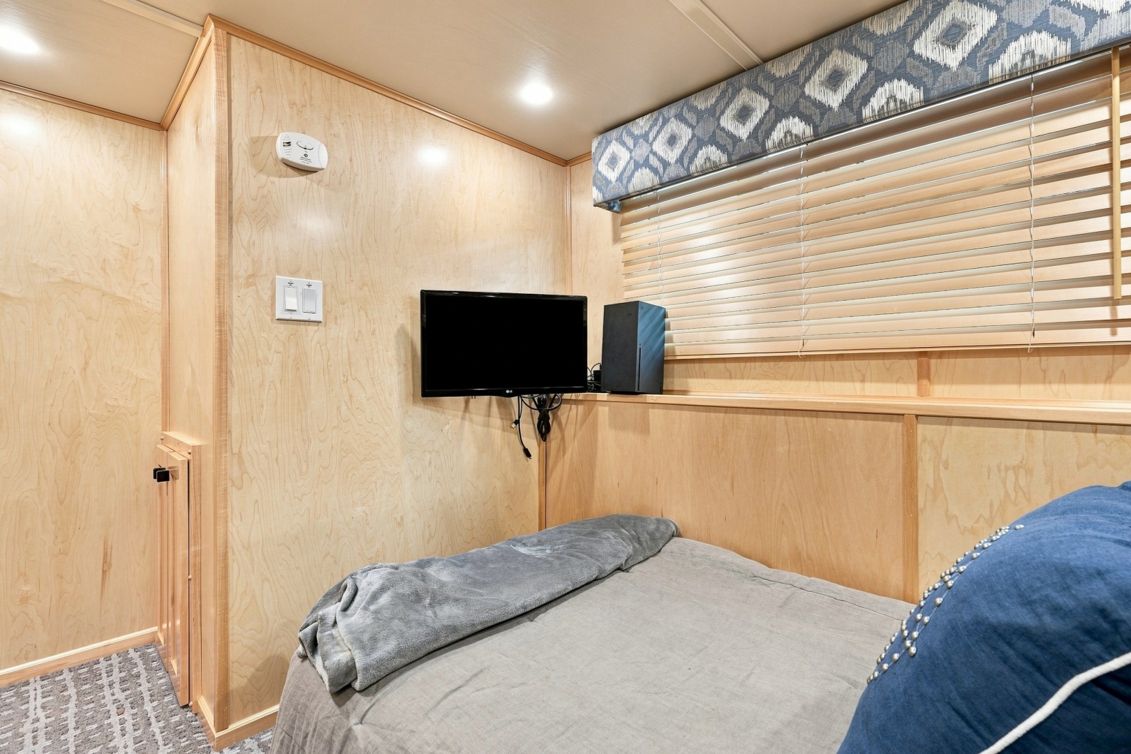OFF DUTY 77ft Sumerset Yacht For Sale