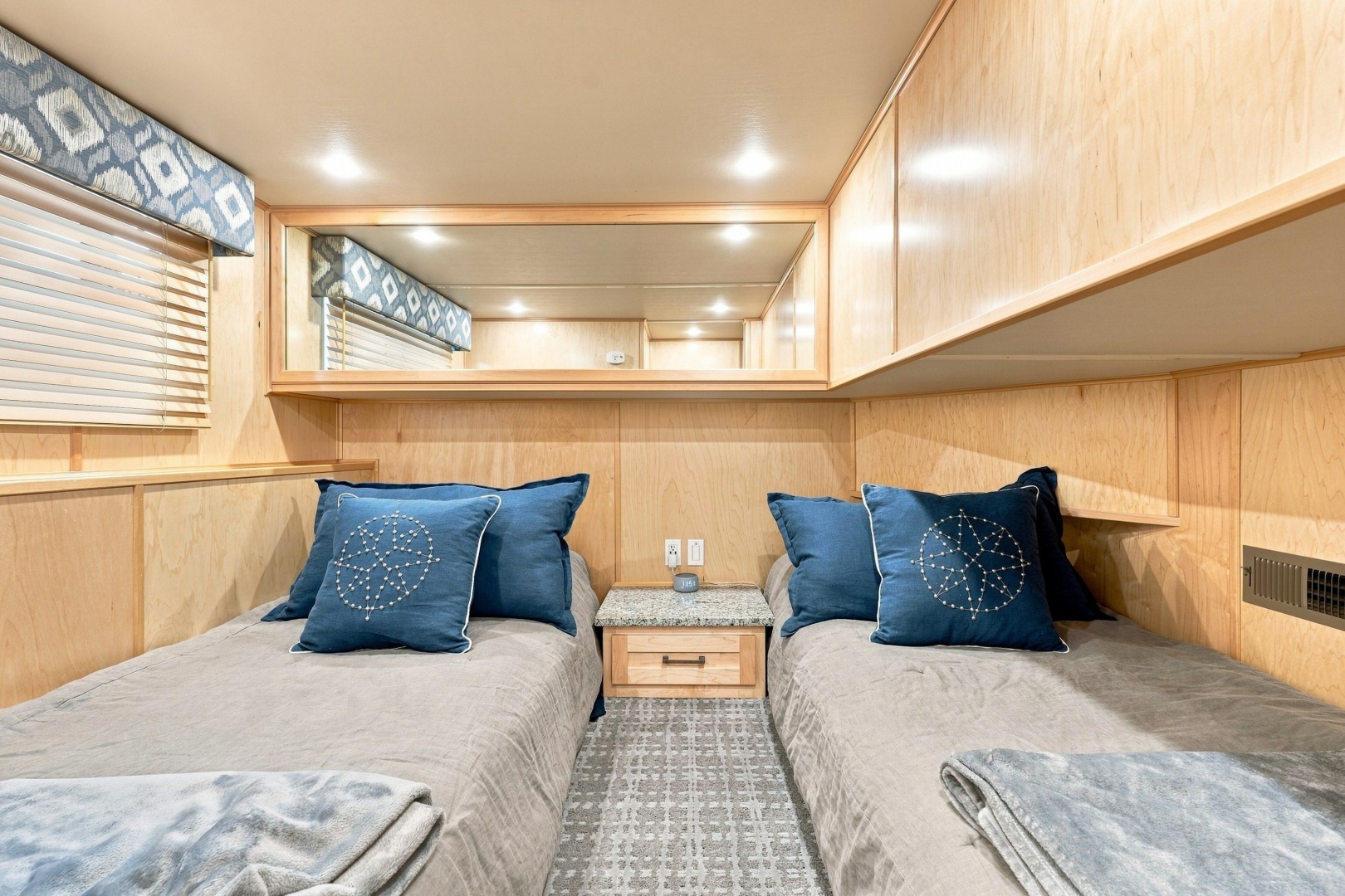 OFF DUTY 77ft Sumerset Yacht For Sale