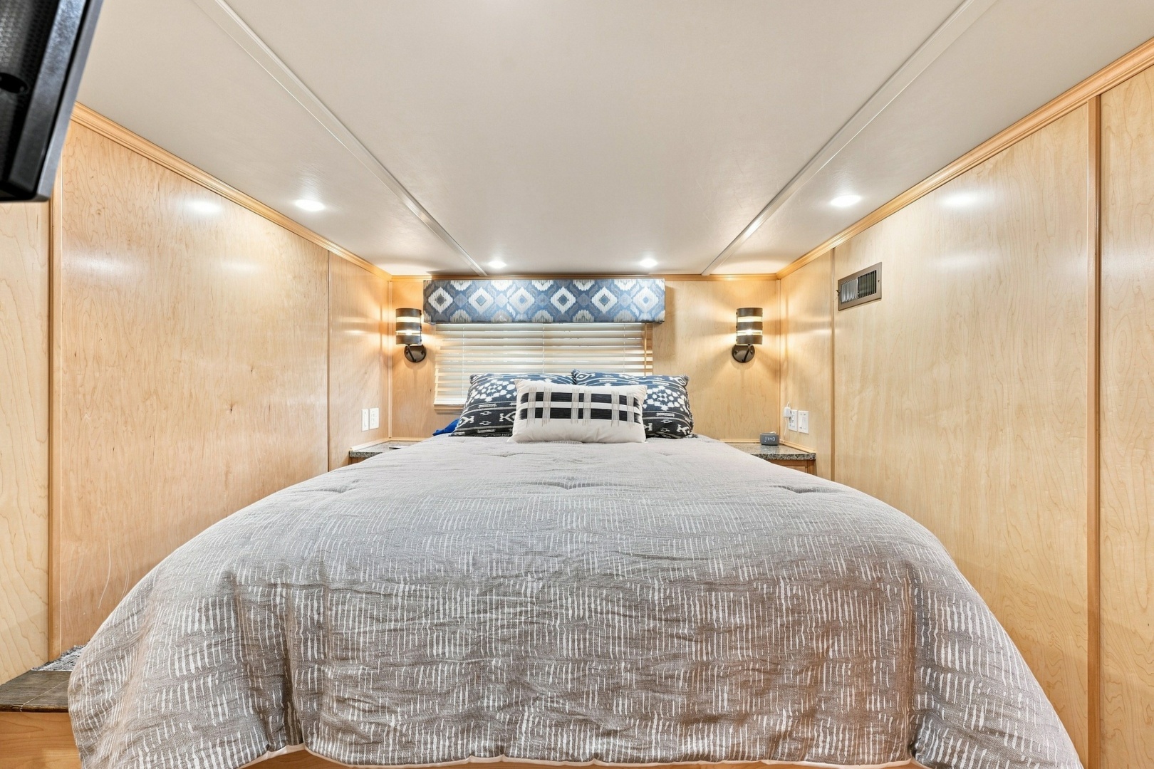 OFF DUTY 77ft Sumerset Yacht For Sale