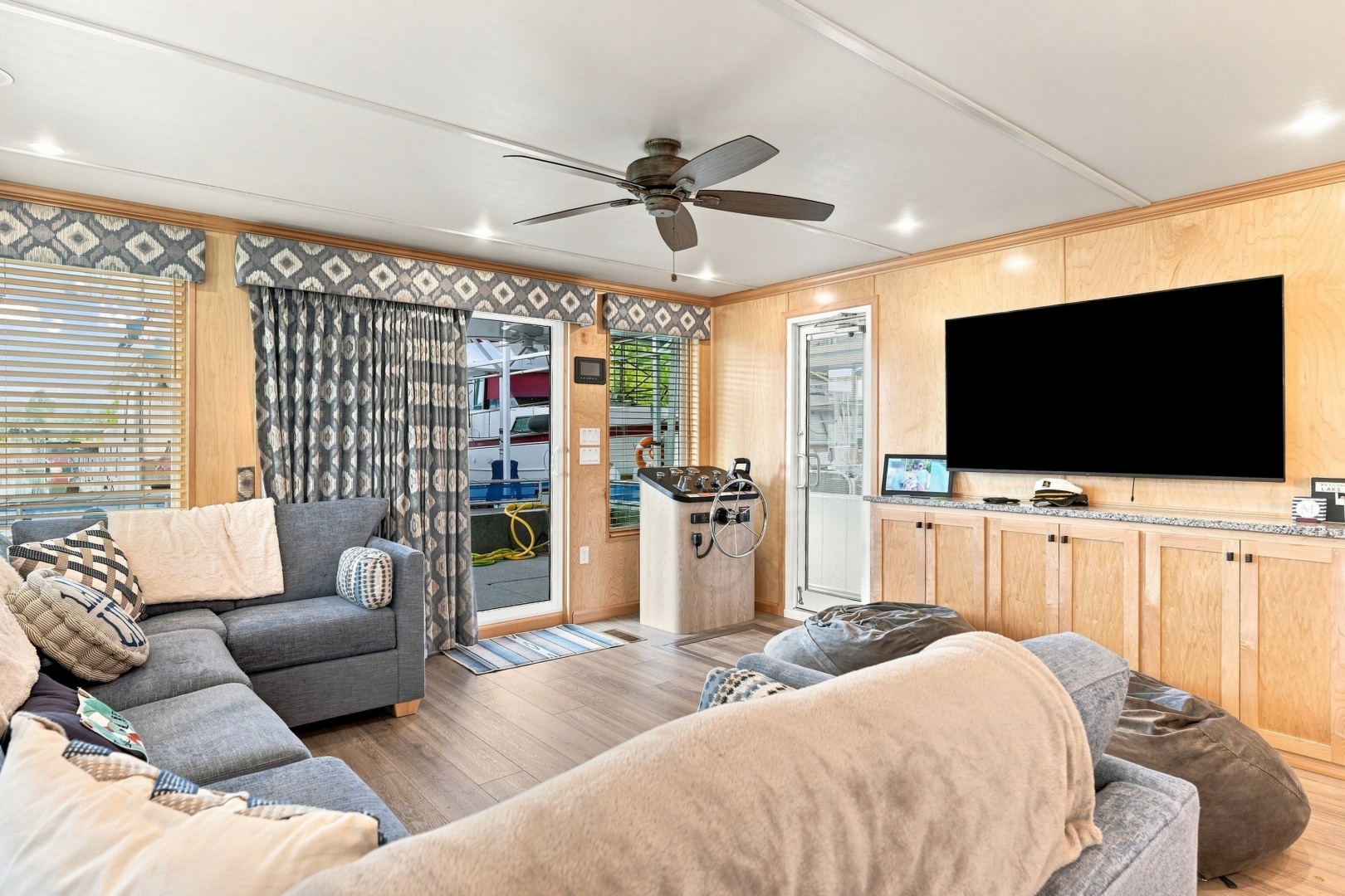 OFF DUTY 77ft Sumerset Yacht For Sale