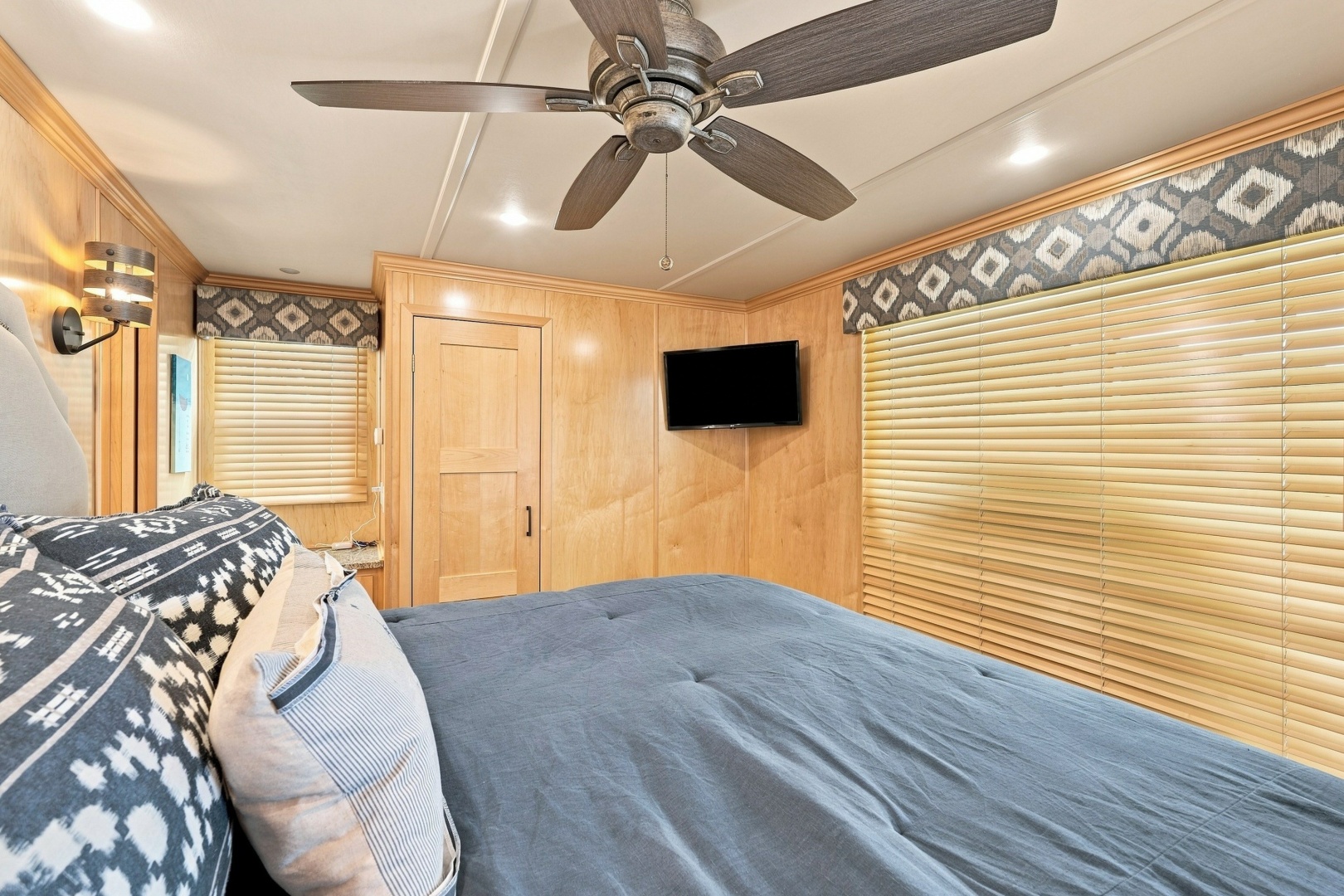 OFF DUTY 77ft Sumerset Yacht For Sale
