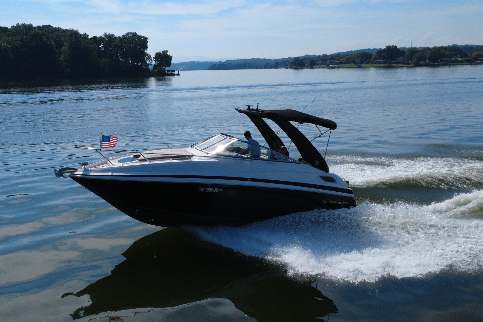 2018 Regal 28 Express — photograph 3
