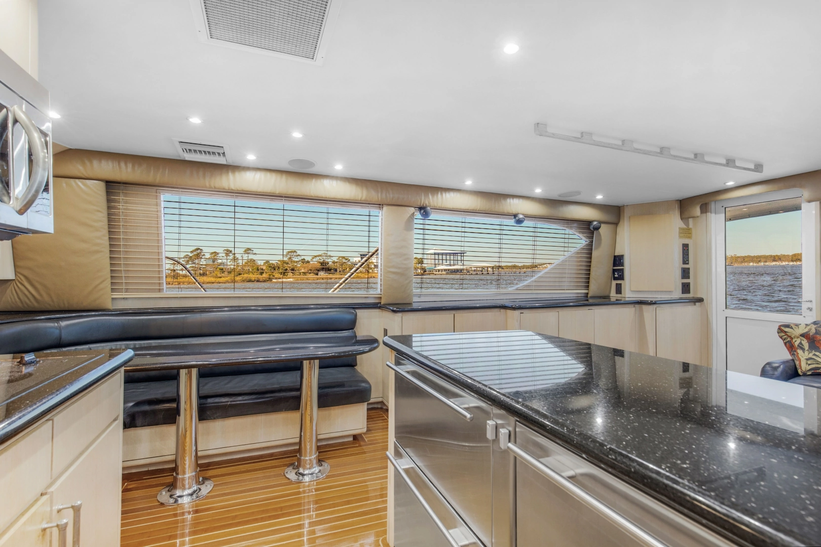 Hatteras 60 Convertible Yacht For Sale
