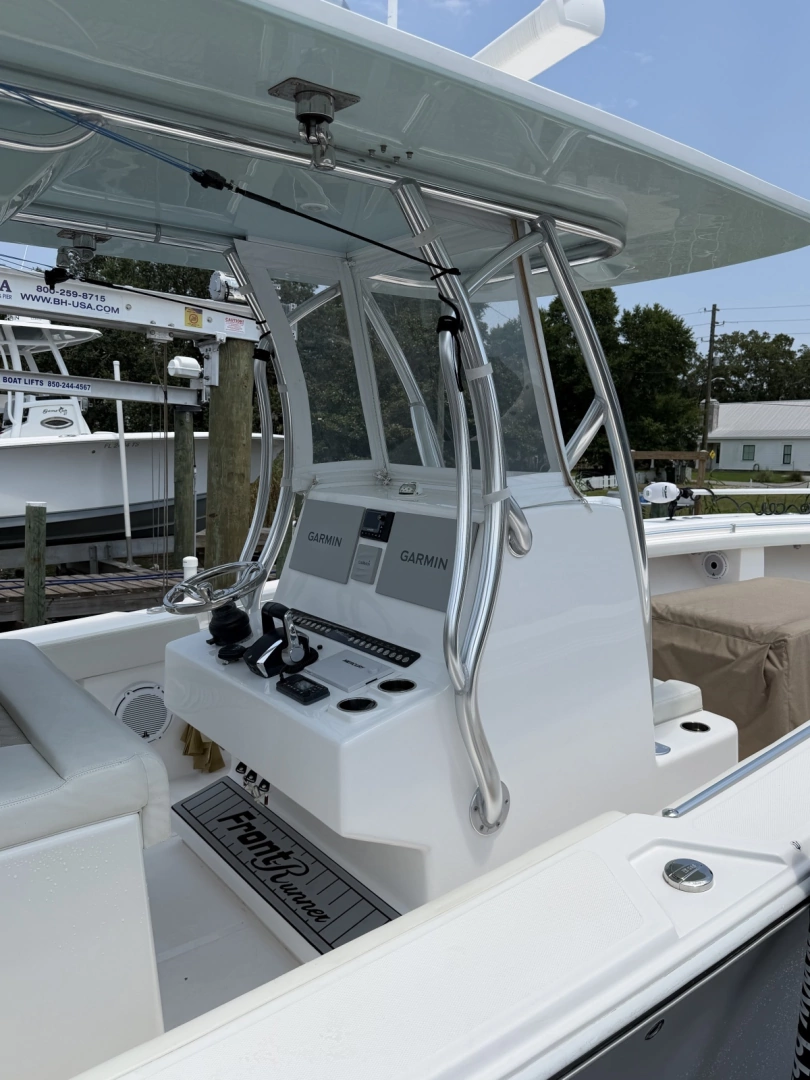 Front Runner 33 Yacht For Sale