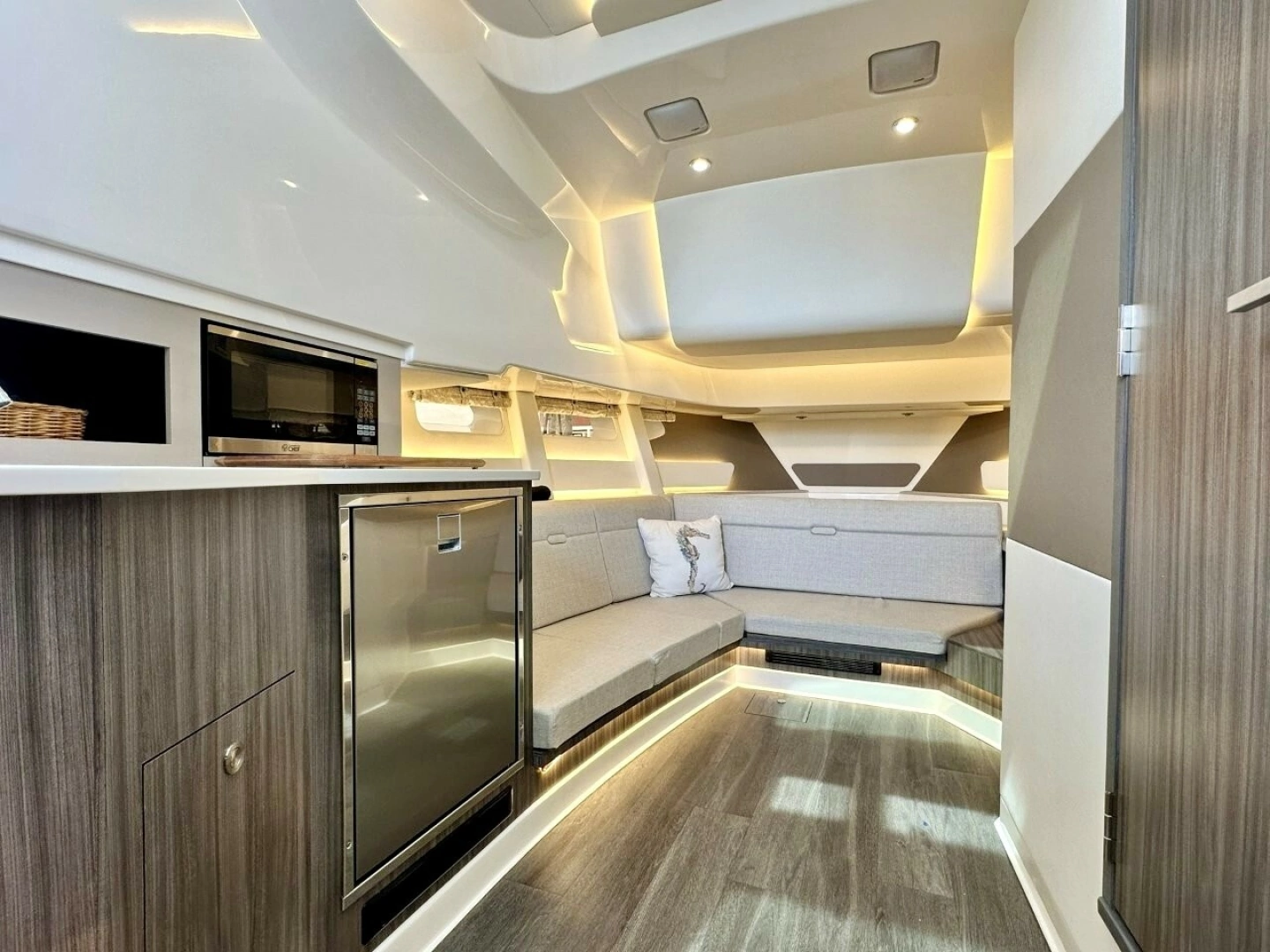 Sea Ray 37 Sundancer 370 OB Yacht For Sale
