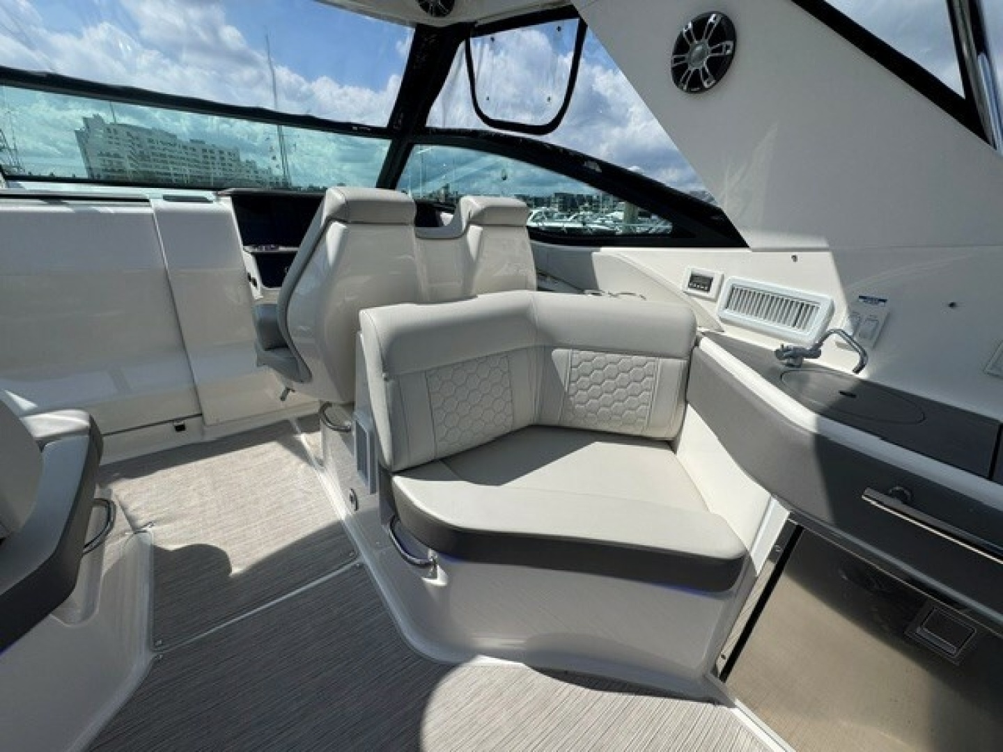 32ft Sea Ray Yacht For Sale