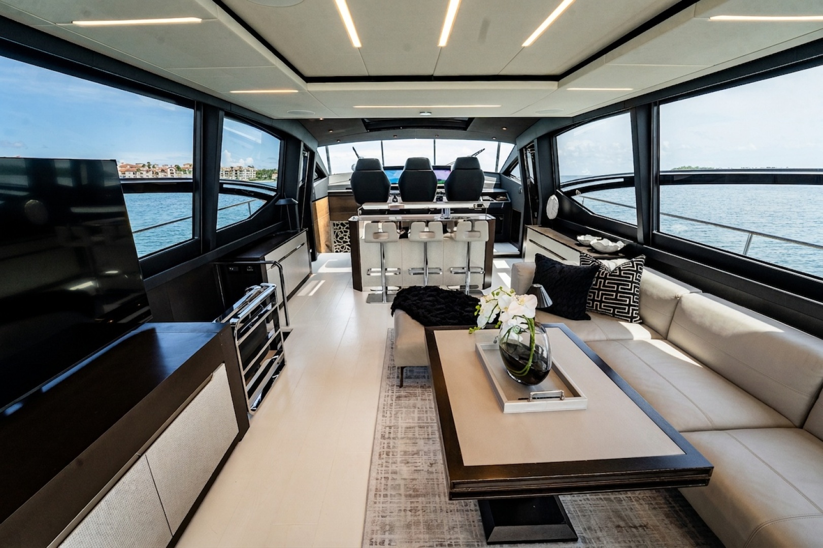 ON THE MOVE 83ft Pershing Yacht For Sale