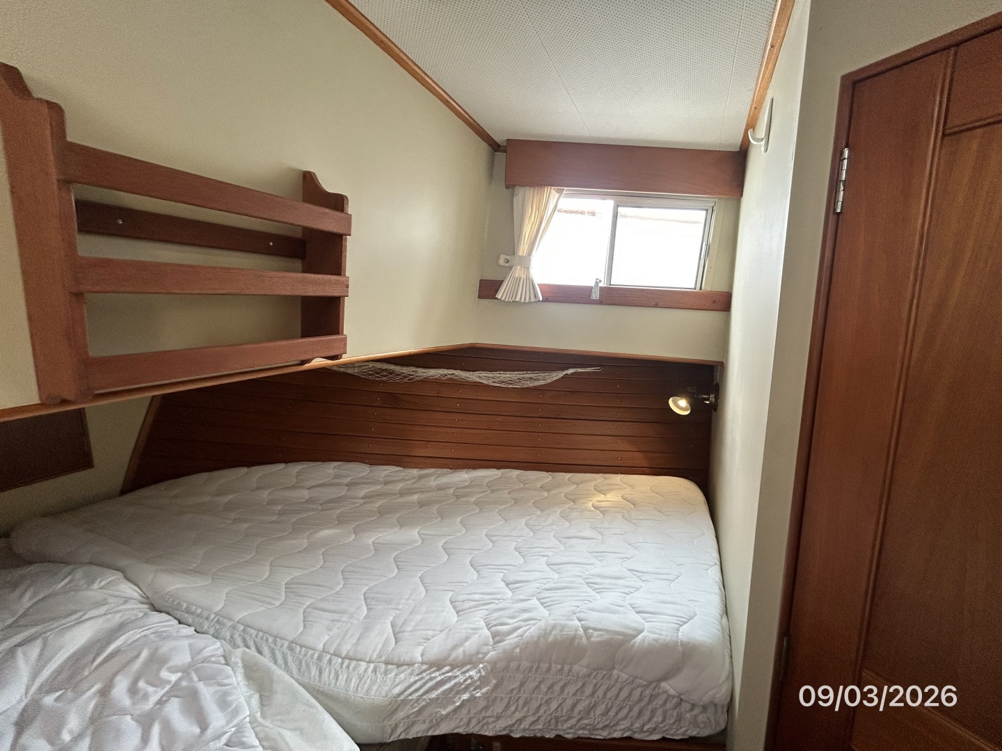 42' Grand Banks guest stateroom starboard