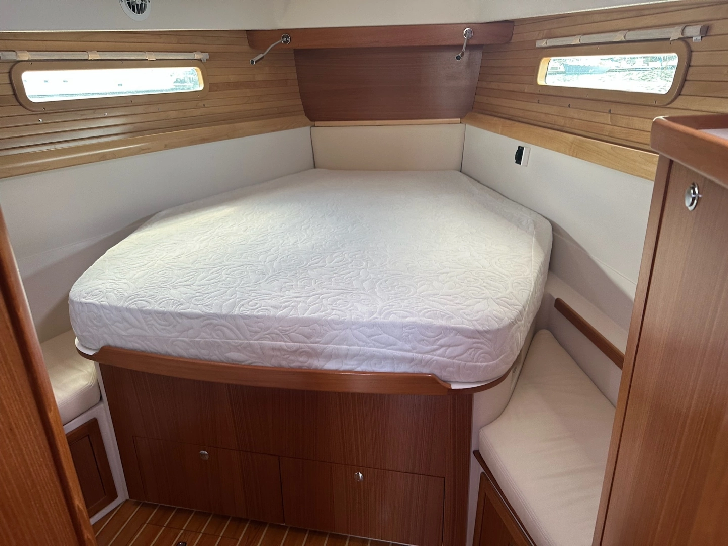 Catalina 425 Yacht For Sale