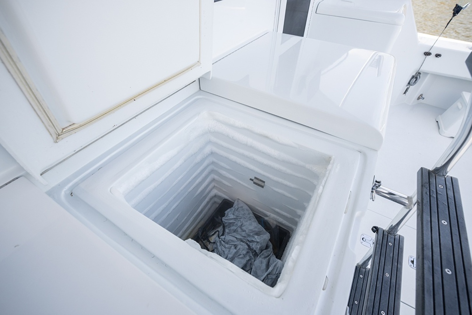 Cockpit freezer
