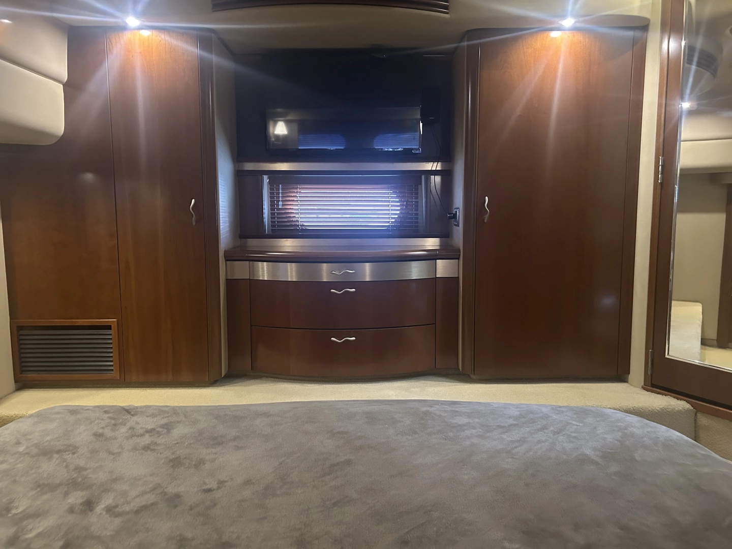 Sea Ray 550 SEDAN BRIDGE Yacht For Sale