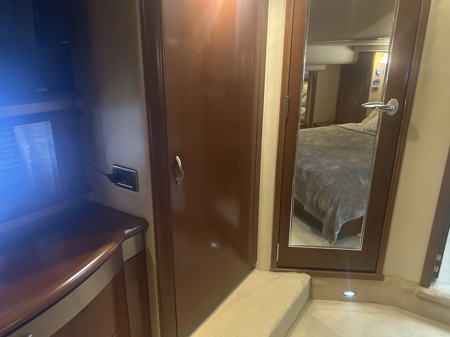 Sea Ray 550 SEDAN BRIDGE Yacht For Sale