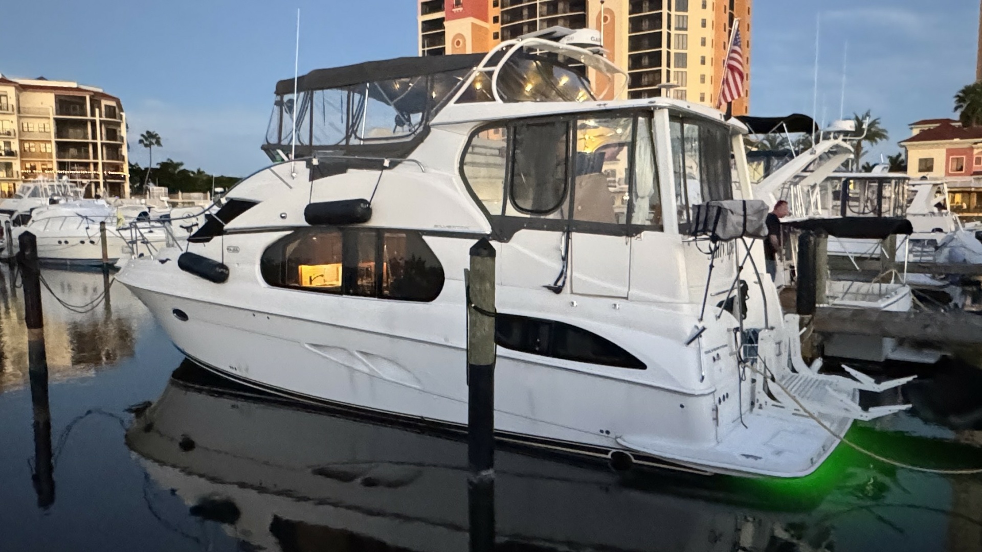 2002 Silverton 43 Motor Yacht — photograph 2
