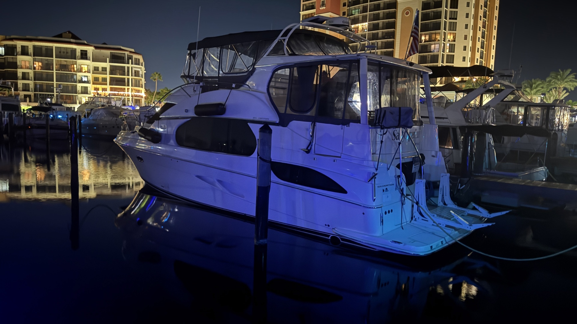 2002 Silverton 43 Motor Yacht — photograph 3