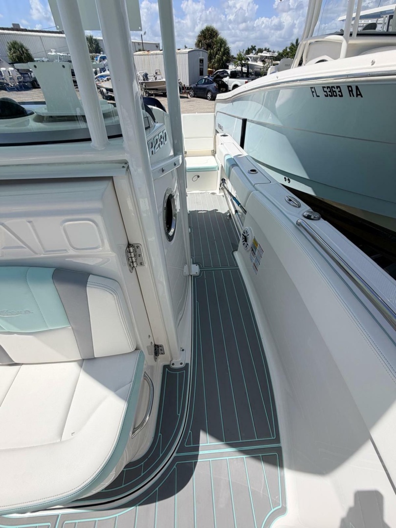 2023 Robalo R230