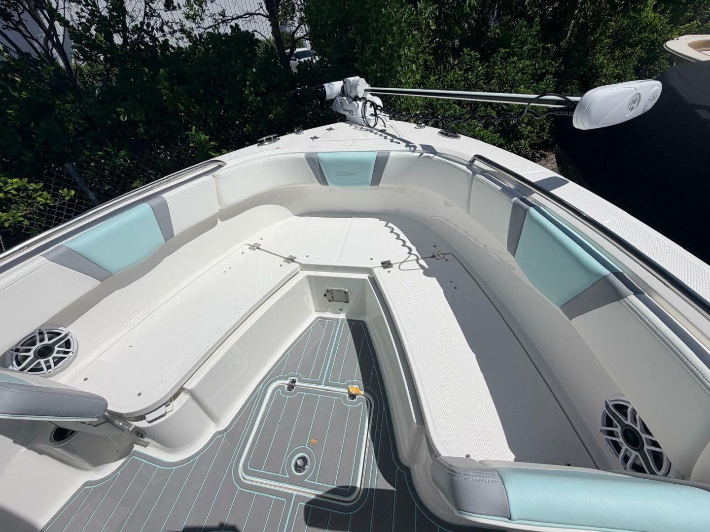 2023 Robalo R230