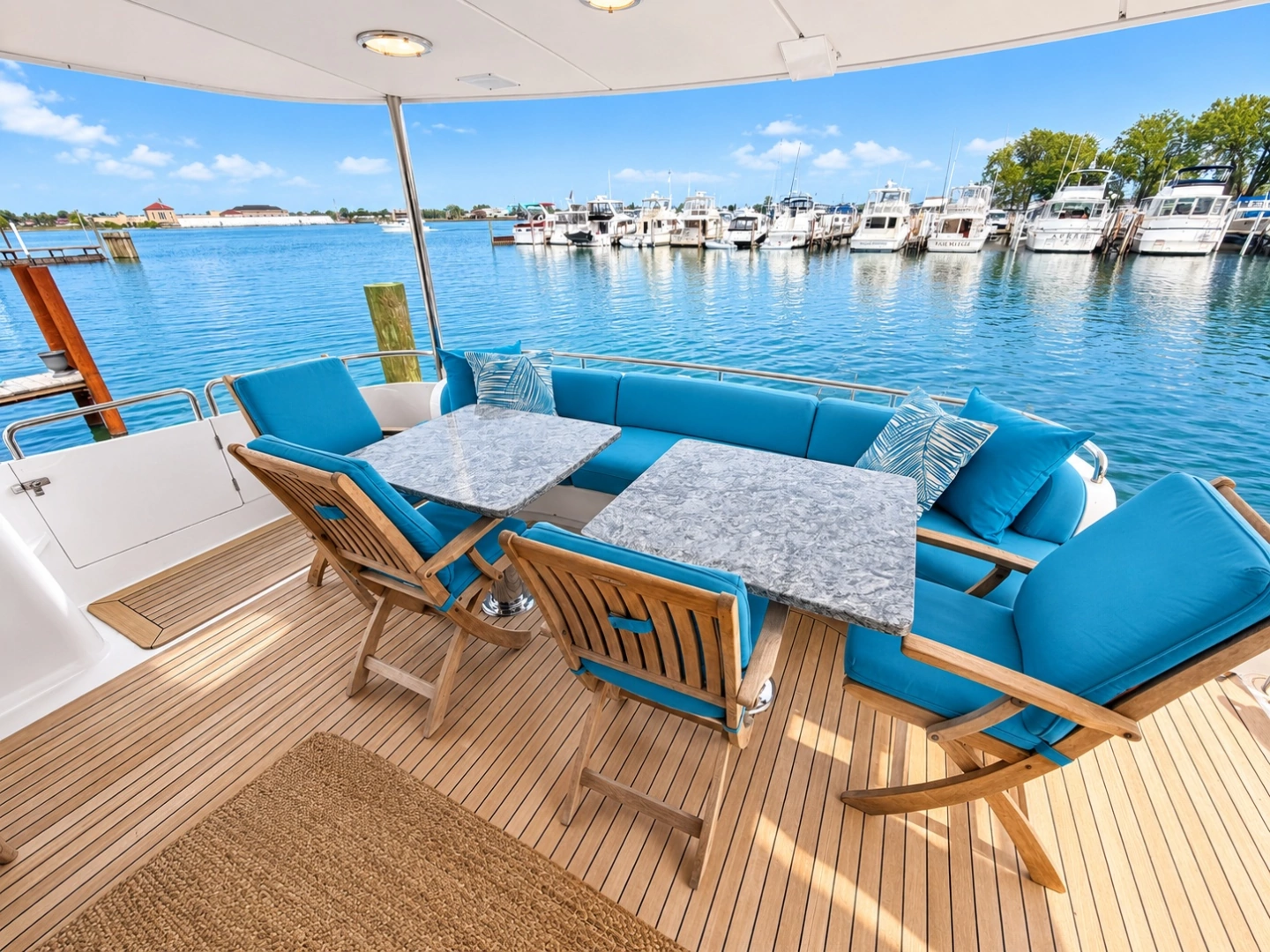 Lazzara Yachts 80 Skylounge Yacht For Sale