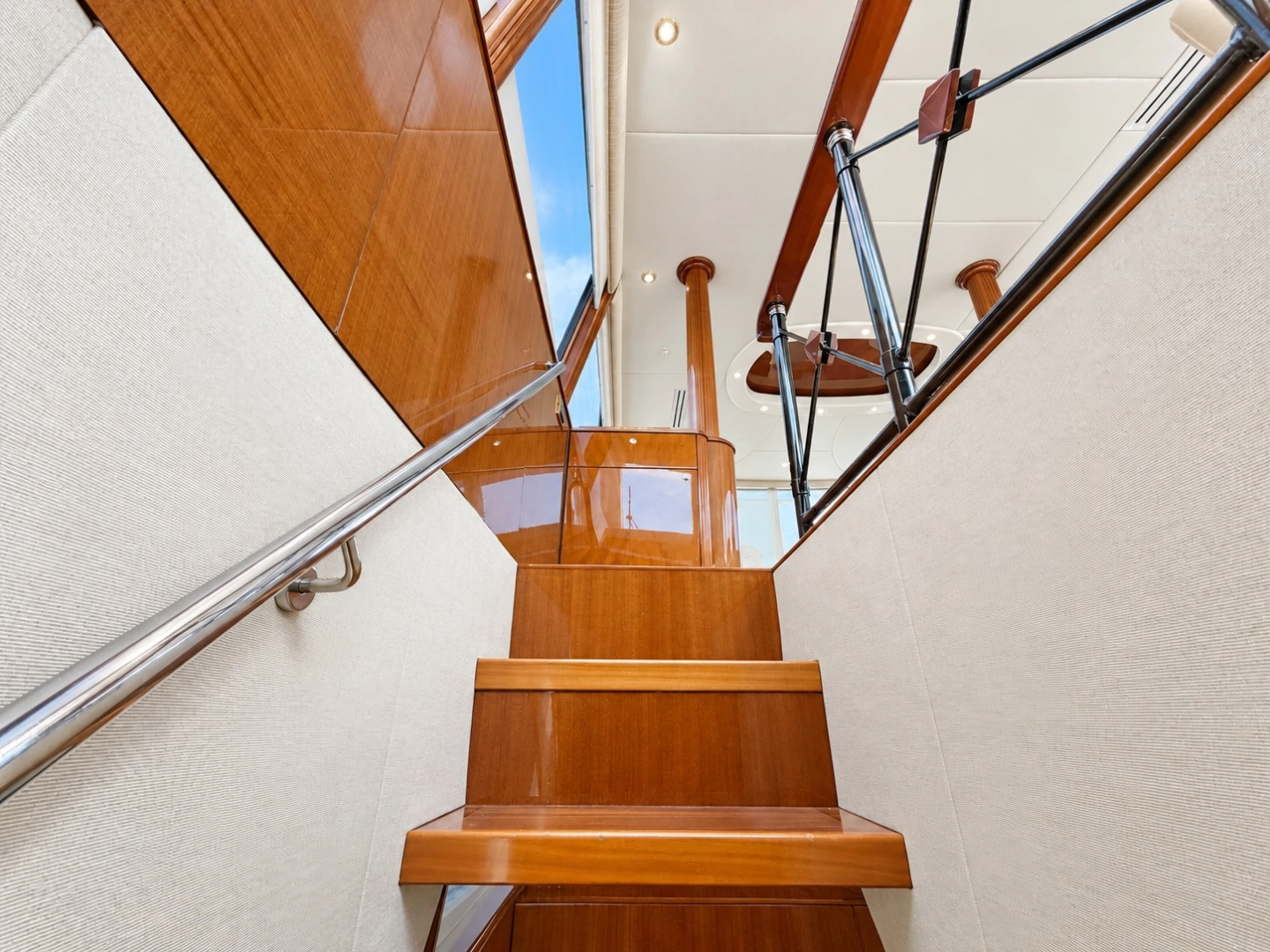 Lazzara Yachts 80 Skylounge Yacht For Sale
