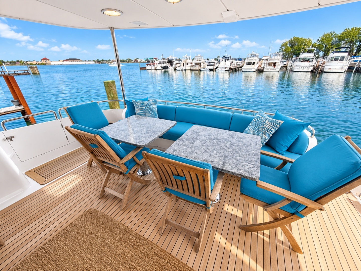 2002 Lazzara Yachts 80 Skylounge