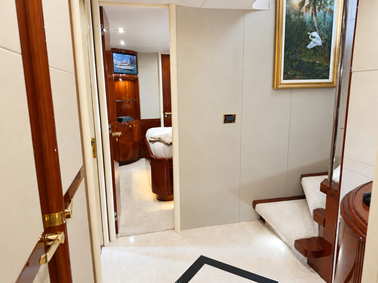 Lazzara Yachts 80 Skylounge Yacht For Sale