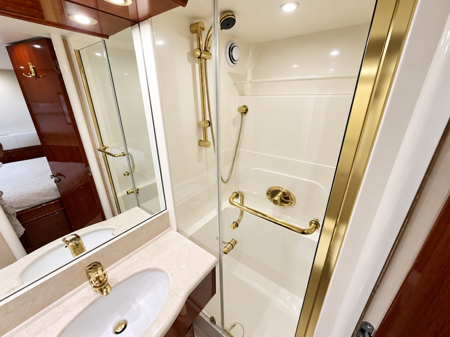2002 Lazzara Yachts 80 Skylounge