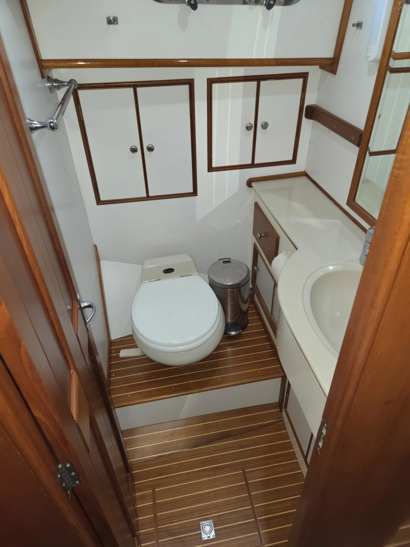 Grand Banks Eastbay 43 HX SX Yacht For Sale