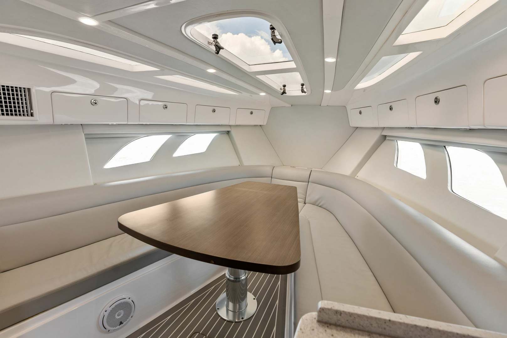 T T BURNIN DAYLIGHT 40ft Intrepid Yacht For Sale