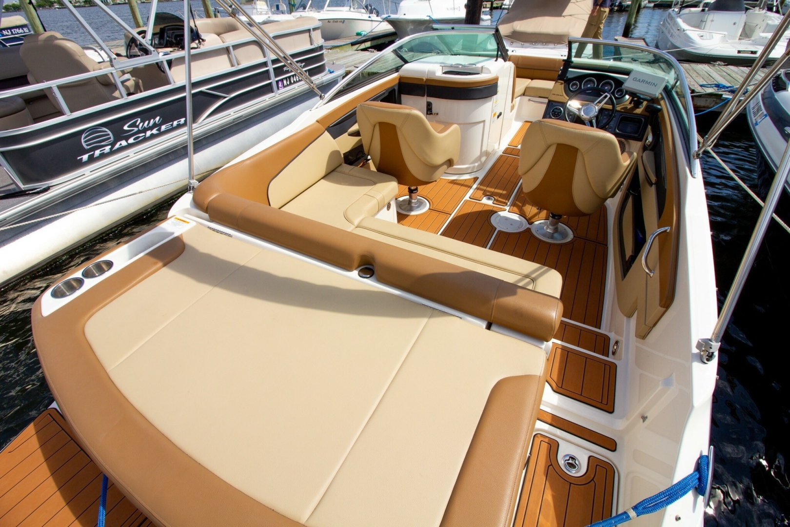 2015 Sea Ray 220 Sundeck