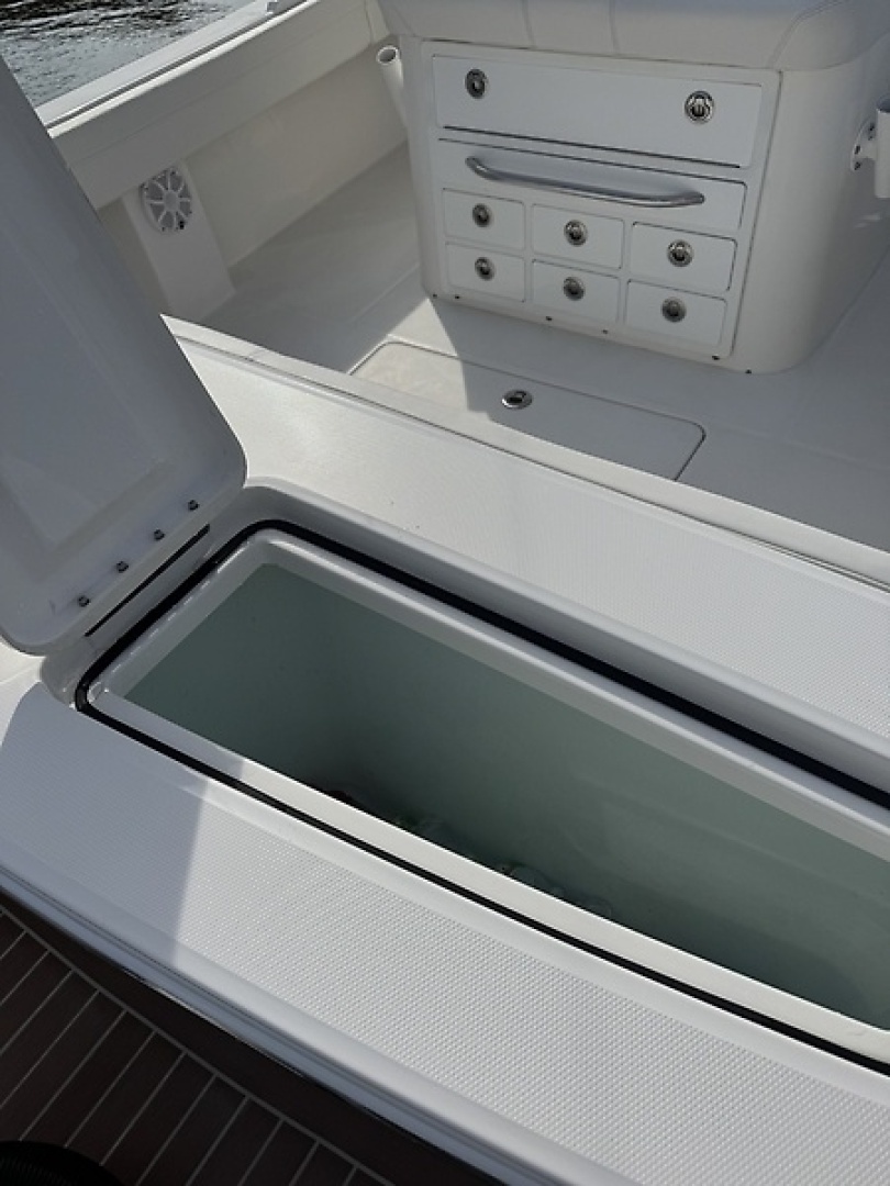 Hooked 31ft Regulator Yacht For Sale