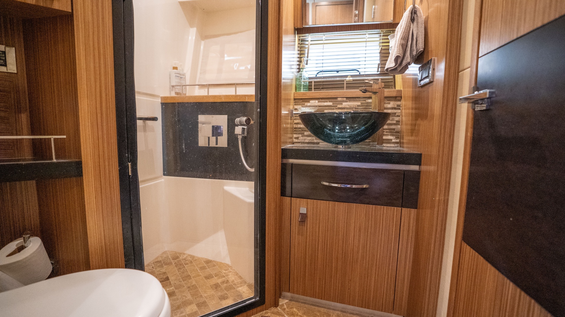 2016 Sea Ray L590