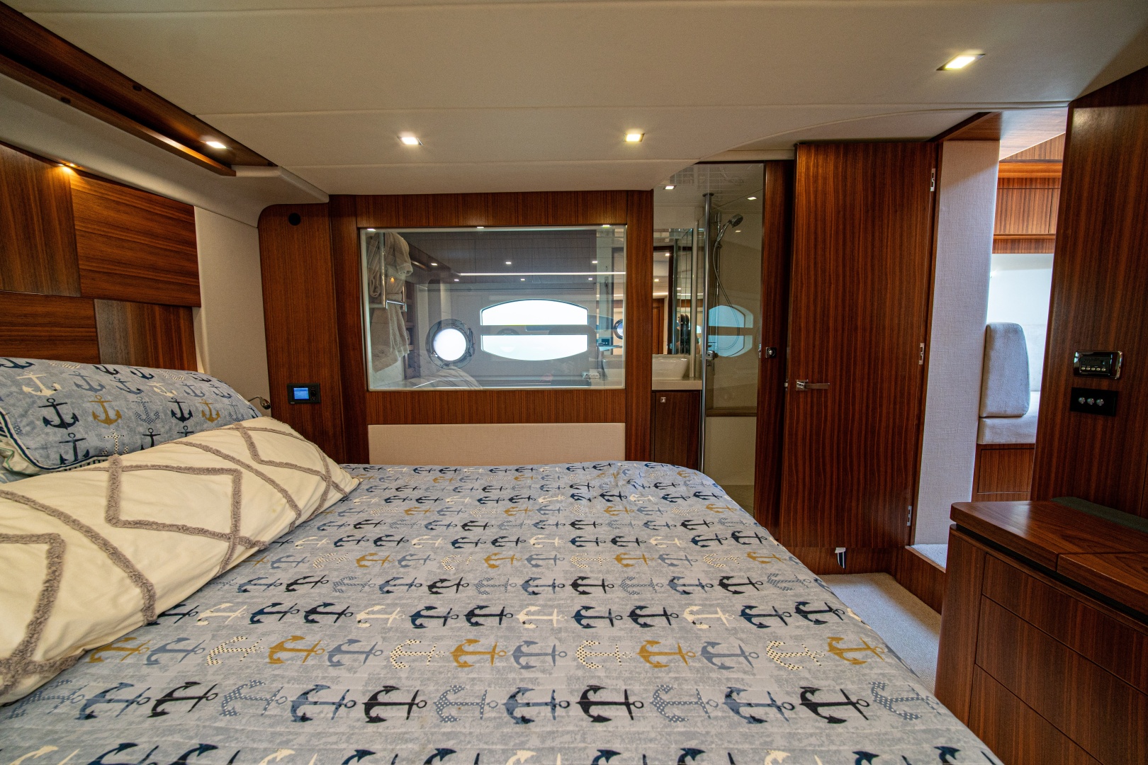 2015 Riviera 6000 Sport Yacht