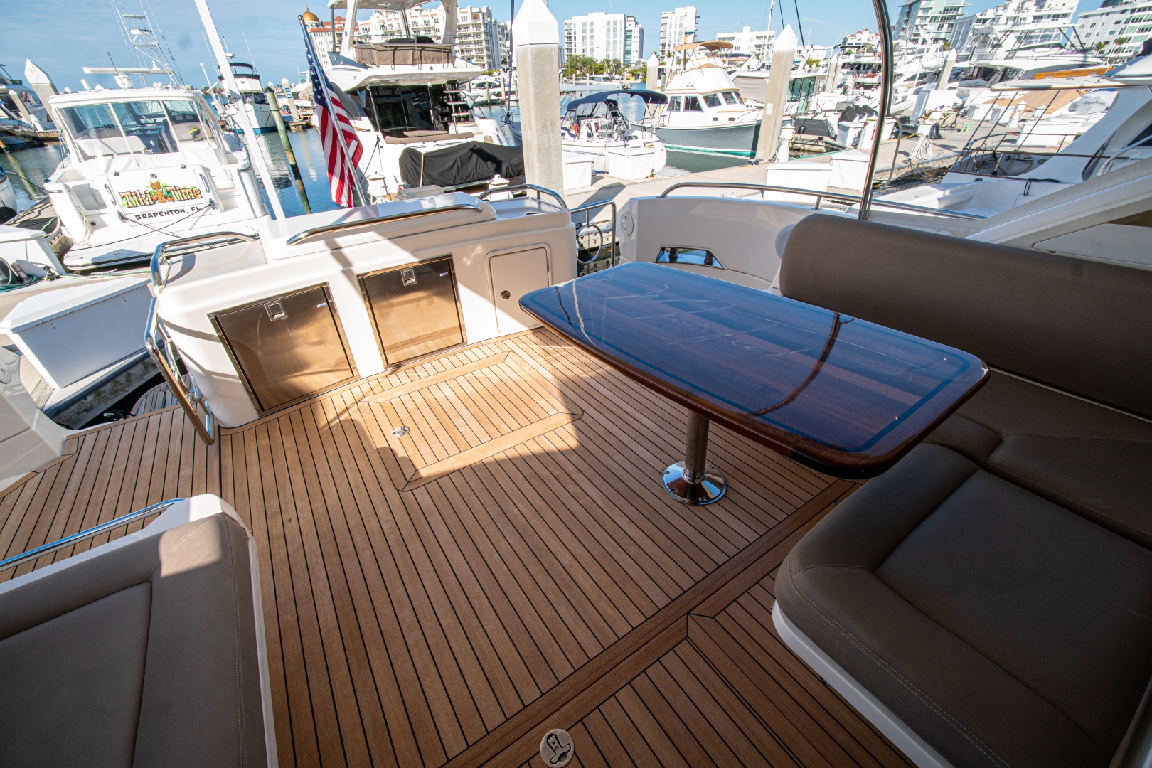 2015 Riviera 6000 Sport Yacht