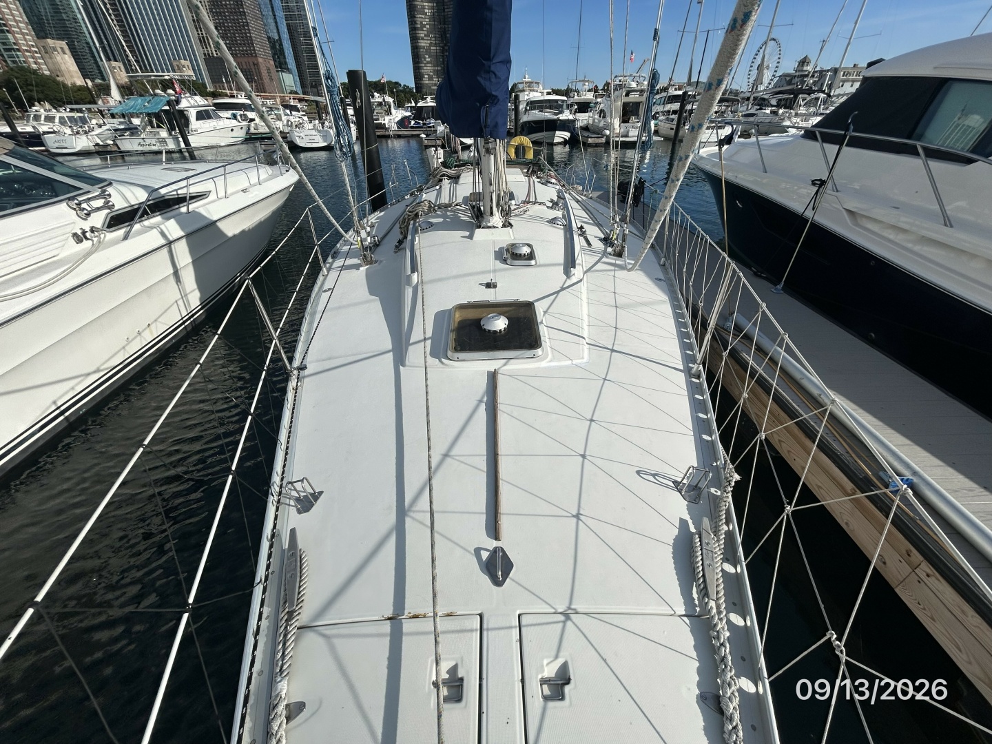 42' Beneteau foredeck aft