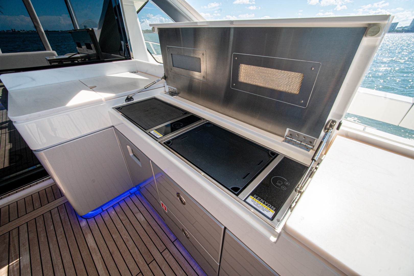 2025 Riviera 6800 Sport Yacht Platinum Edition