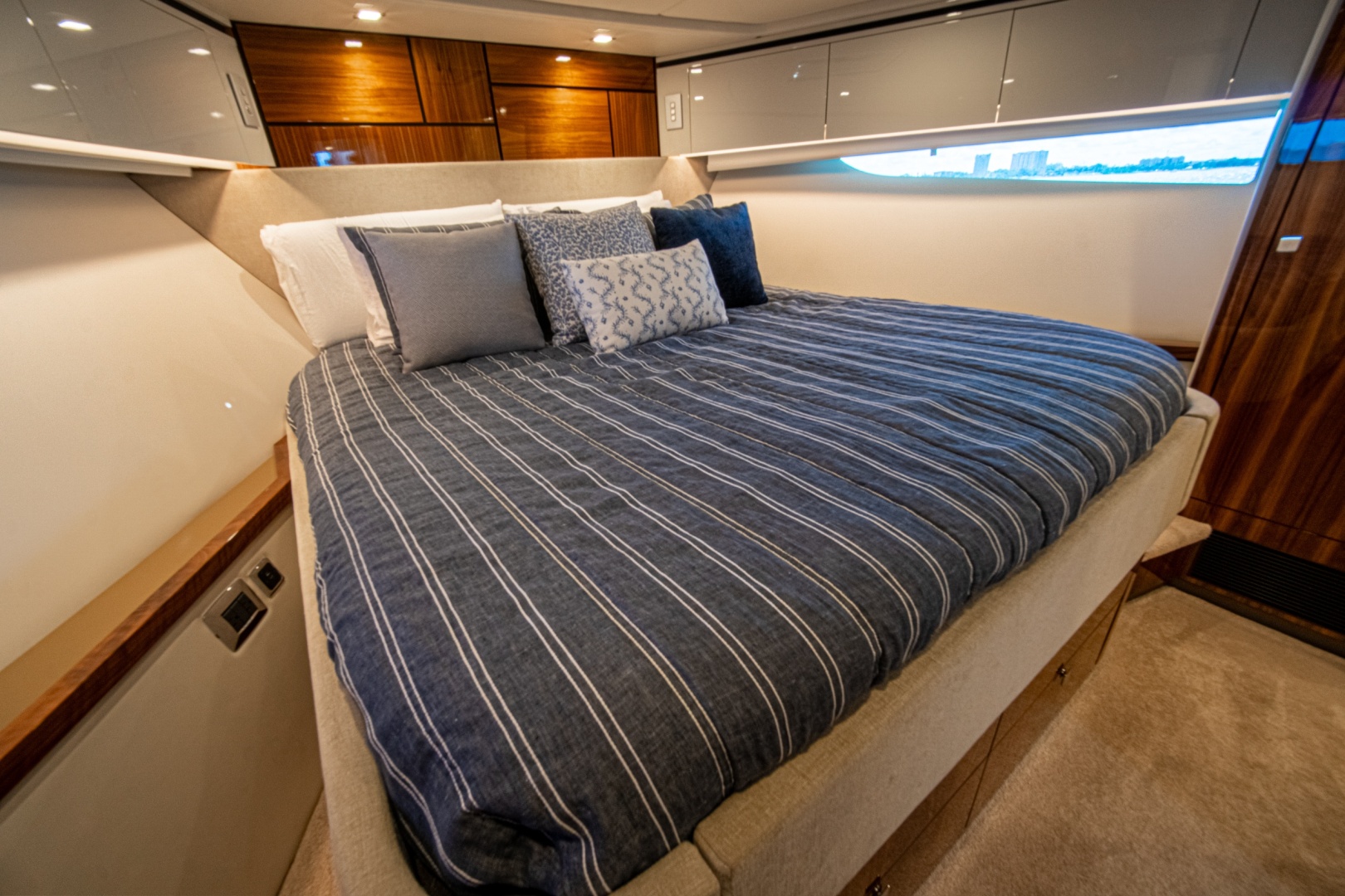 2025 Riviera 6800 Sport Yacht Platinum Edition